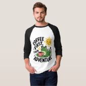 Kaffee zuerst dann Abenteuer - Niedlicher Reizfros T-Shirt (Vorne ganz)