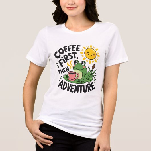 Kaffee zuerst dann Abenteuer - Niedlicher Reizfros Tri-Blend Shirt (Vorderseite)