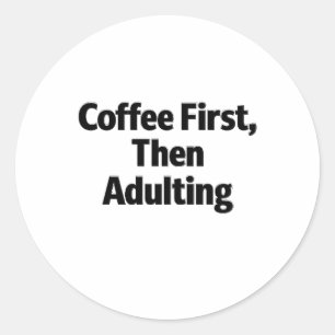 Kaffee zuerst, dann Erwachsenwerden Lustiger Aufkl Runder Aufkleber