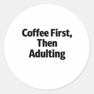 Kaffee zuerst, dann Erwachsenwerden Lustiger Aufkl Runder Aufkleber
