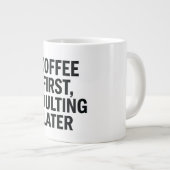 Kaffee zuerst, Erwachsener später - Funny Slogan Jumbo-Tasse (Vorderseite Rechts)