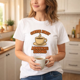 Kaffee zuerst Erwachsensein zweitens Zitat Humor T-Shirt