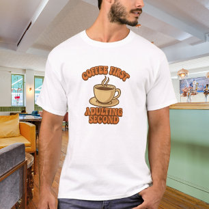 Kaffee zuerst Erwachsensein zweitens Zitat Humor T-Shirt