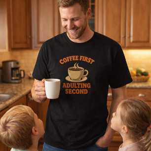 Kaffee zuerst Erwachsenwerden zweitens Zitat Humor T-Shirt