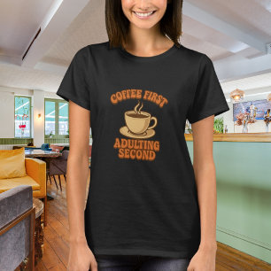 Kaffee zuerst Erwachsenwerden zweitens Zitat Humor T-Shirt