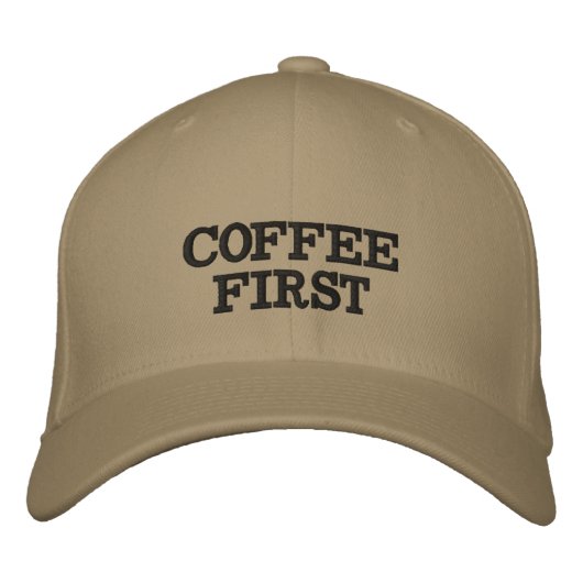 Kaffee zuerst Fettschrift  Bestickte Baseballkappe (Vorderseite)