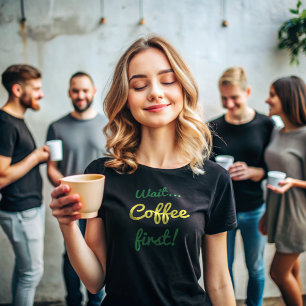Kaffee zuerst   Funny Zitat Grün und Gelber Text T-Shirt