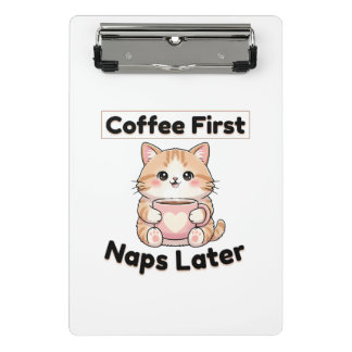 Kaffee zuerst, Nickerchen später, süße Katze | Kaw Mini Klemmbrett