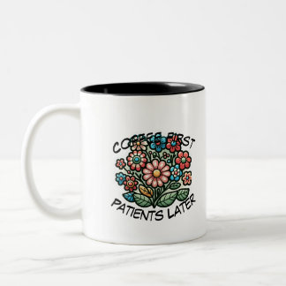Kaffee zuerst. Patienten später. Zweifarbige Tasse
