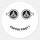 Kaffee zuerst runder aufkleber (Vorderseite)