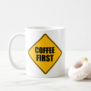 Kaffee zuerst - Witziges Zitatwarnzeichen Kaffeetasse