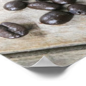 Kaffeebohnen, die sich 16x20 aus einer Tasse ausbr Poster (Ecke)