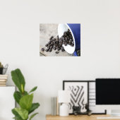 Kaffeebohnen, die sich 16x20 aus einer Tasse ausbr Poster (Heimbüro)