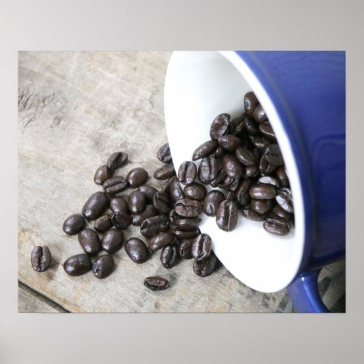 Kaffeebohnen, die sich 16x20 aus einer Tasse ausbr Poster (Vorne)