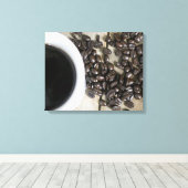 Kaffeebohnen mit einer Tasse Kaffee auf einer Kist Leinwanddruck (Insitu (Holzboden))