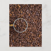 Kaffeebohnen mit Kaffee-Cup voller Bohnen Postkarte (Vorderseite)