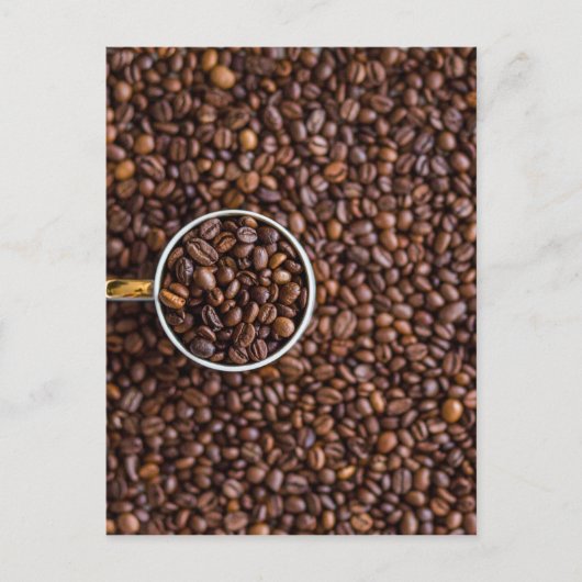 Kaffeebohnen mit Kaffee-Cup voller Bohnen Postkarte (Vorderseite)