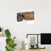 Kaffeebohnen und Kaffeebauten auf einem Tisch 16x2 Poster (Heimbüro)