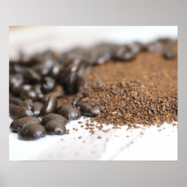 Kaffeebohnen und Kaffeebauten auf einem Tisch 16x2 Poster