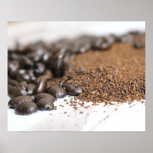 Kaffeebohnen und Kaffeebauten auf einem Tisch 16x2 Poster (Vorne)