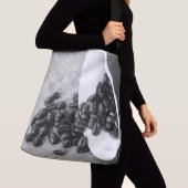 Kaffeebohnen und Kaffeebohnen in Schwarz-Weiß-Tass Tragetaschen Mit Langen Trägern (Von Nahem)