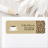 Kaffeebohnen und -pokal mit Coffee-Address-Etikett (Insitu)