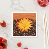 Kaffeebohnen und Yellow Daisy Serviette (Beispiel)
