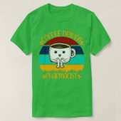 Kaffeegetriebener Apotheker Funny Coffein Quotes T-Shirt (Design vorne)