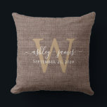 Kaffeeleine Monogram Kissen<br><div class="desc">Rustikales und modernes Hochzeitskaffee-Waschkissen aus geflochtenem Leinen-Effekt-Kissen mit Ihrem Text in weißer, chic handgeschriebener Schrift Kalligraphie und Ihrem Monogramm in goldstylischer Typografie. Fügen Sie einfach Ihre Namen, Monogramm und Hochzeitstermin ein. Großartiges Geschenk für ein frisch verheiratetes Paar. Exklusiv für Sie entworfen von Happy Dolphin Studio. Wenn Sie Hilfe oder passende...</div>