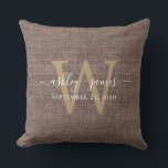Kaffeeleine Monogram Kissen<br><div class="desc">Rustikales und modernes Hochzeitskaffee-Waschkissen aus geflochtenem Leinen-Effekt-Kissen mit Ihrem Text in weißer, chic handgeschriebener Schrift Kalligraphie und Ihrem Monogramm in goldstylischer Typografie. Fügen Sie einfach Ihre Namen, Monogramm und Hochzeitstermin ein. Großartiges Geschenk für ein frisch verheiratetes Paar. Exklusiv für Sie entworfen von Happy Dolphin Studio. Wenn Sie Hilfe oder passende...</div>