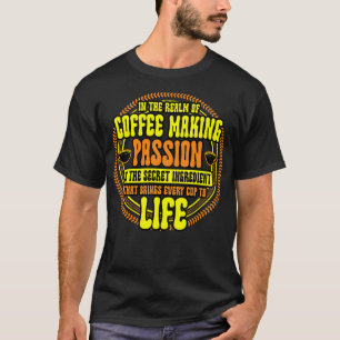 Kaffeemaschine im Reich der Kaffeeproduktion T-Shirt
