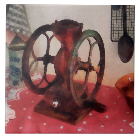 Kaffeemühle auf roter Tischdecke Fliese (Vorderseite)