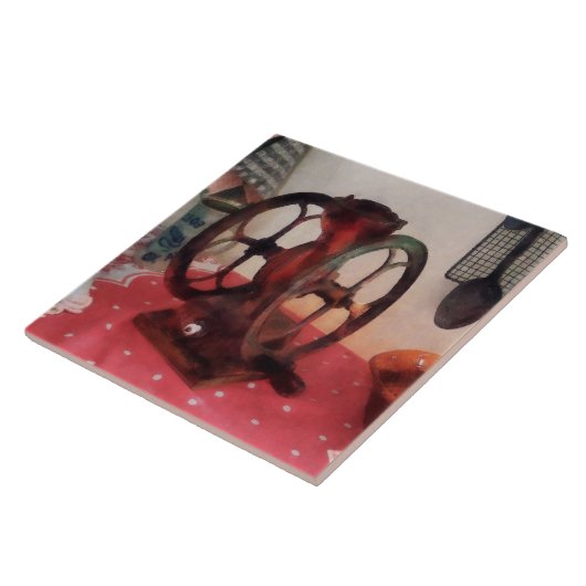 Kaffeemühle auf roter Tischdecke Fliese (Seite)