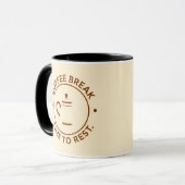 Kaffeepause-Logo auf Beige Hintergrund Tasse (Vorderseite Links)