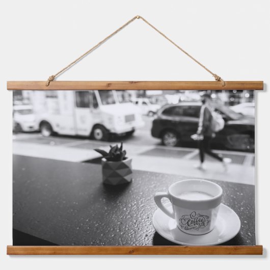 Kaffeepausen in NYC Wandteppich Mit Holzrahmen (Vorne)