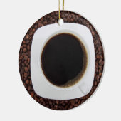 Kaffeetasse auf einem Bett der Keramikornament (Links)