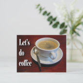 Kaffeetasse auf Holztisch Postkarte (Stehend Vorderseite)