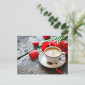 Kaffeetasse auf rustikalem Grund mit roten Tulpen Postkarte (Stehend Vorderseite)