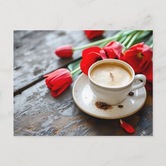 Kaffeetasse auf rustikalem Grund mit roten Tulpen Postkarte (Vorderseite)