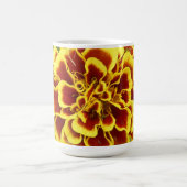 Kaffeetasse mit Bild von Ringelblume darauf (Mittel)