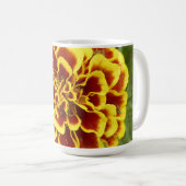 Kaffeetasse mit Bild von Ringelblume darauf (VorderseiteRechts)