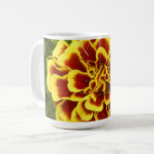 Kaffeetasse mit Bild von Ringelblume darauf (Vorderseite Links)