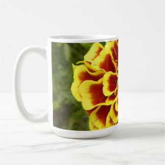 Kaffeetasse mit Bild von Ringelblume darauf