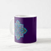 Kaffeetasse mit blauem Mandala, violetter Hintergr (Vorderseite Links)