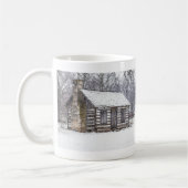 Kaffeetasse mit Blockhütte im Schnee (Links)