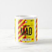 Kaffeetasse mit Gepäckposter des Flughafens Madrid (Mittel)