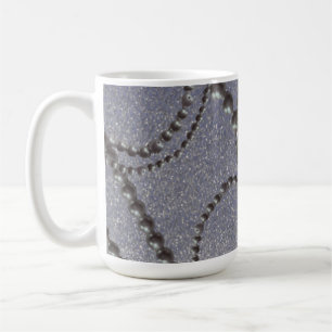 Kaffeetasse mit Perlen und blauem metallischen Sch
