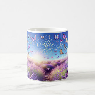 Kaffeetasse mit Schmetterlingen über Lavendelfeld