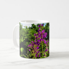 Kaffeetasse mit violetten Blumen