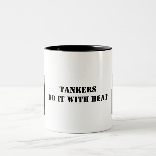 Kaffeetasse: Tanker tun sie mit HITZE Zweifarbige Tasse (Mittel)